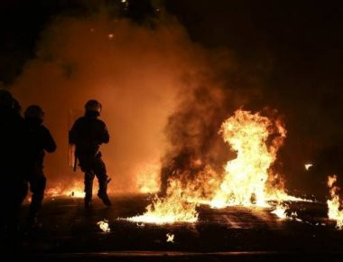 «Πεδίο βολής» τα Εξάρχεια - Μπαράζ επιθέσεων με μολότοφ, πέτρες και ξύλα όλο το βράδυ